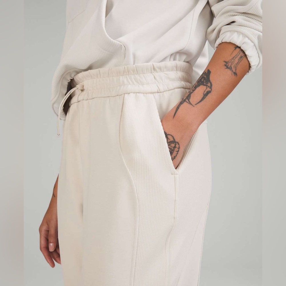 EUC Lululemon Softstreme Joggers White Opal Size 8 - Picture 3 of 3